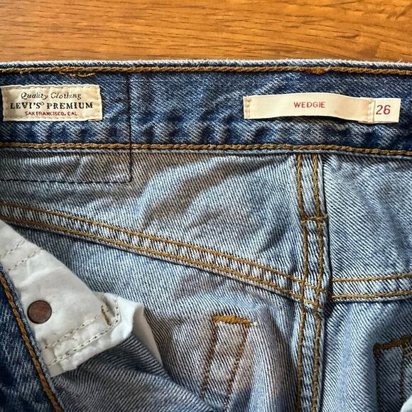 Women's Levis Wedgie Size 26 Raw Hem Blue High Rise Jeans - Picture 2 of 8
